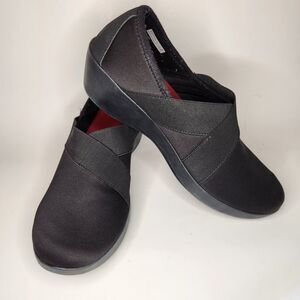 CROCS Wedge Slip On Shoes Loafers Womens 8 Black Red Stretchy Comfort Busy Day